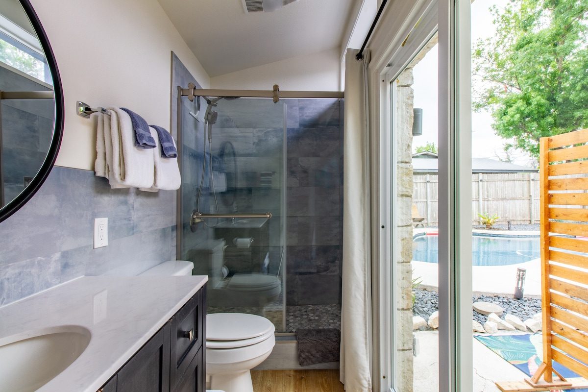 Primary bedroom ensuite bath with access to the pool
